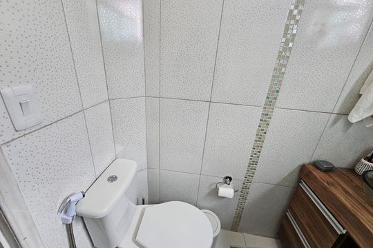 Banheiro de apartamento à venda com 2 quartos, 66m² em Parque das Nações, Santo André