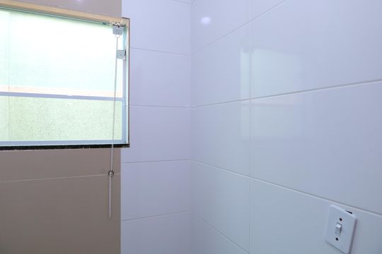 Banheiro de casa de condomínio para alugar com 1 quarto, 30m² em Parque Guarani, São Paulo