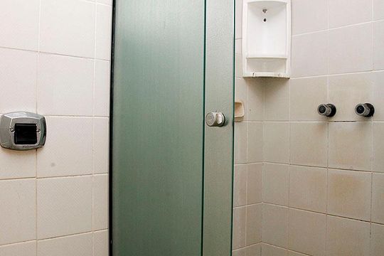 Banheiro social de apartamento à venda com 2 quartos, 74m² em Floresta, Porto Alegre
