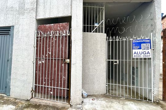 Placa grande instalada na fachada do imóvel  de casa para alugar com 1 quarto, 24m² em Jardim Santa Cecilia, Guarulhos