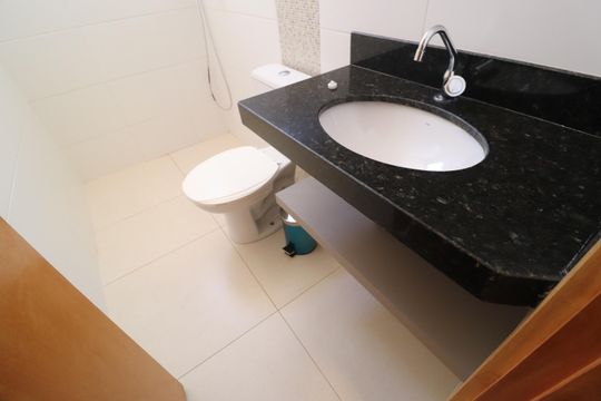 Banheiro Social de apartamento para alugar com 2 quartos, 60m² em Jardim Inconfidência, Uberlândia