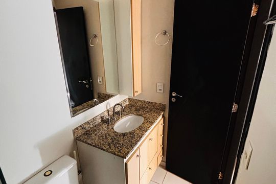 Banheiro suíte de apartamento à venda com 2 quartos, 72m² em Alphaville Industrial, Barueri