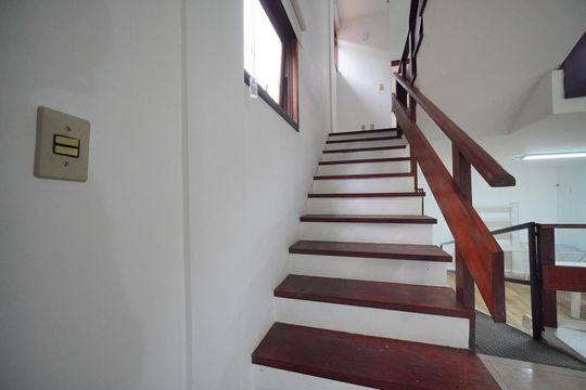 Escada de Acesso ao 2°Piso de casa para alugar com 4 quartos, 180m² em Itacorubi, Florianópolis