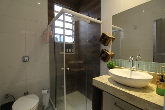Banheiro Social de casa de condomínio à venda com 3 quartos, 136m² em Taquara, Rio de Janeiro