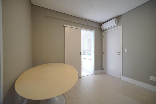Demi-Suíte 1 de apartamento para alugar com 3 quartos, 115m² em Abraão, Florianópolis