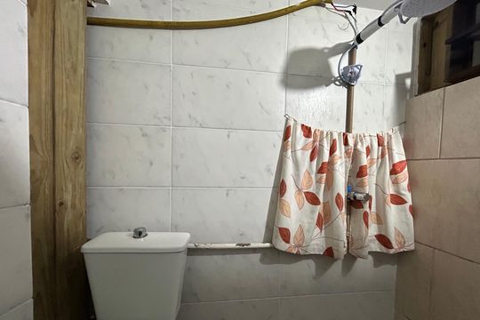 Banheiro de kitnet/studio para alugar com 1 quarto, 30m² em Córrego Grande, Florianópolis
