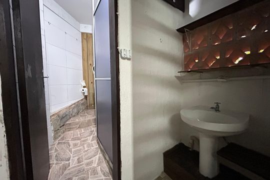 Banheiro de kitnet/studio para alugar com 1 quarto, 30m² em Córrego Grande, Florianópolis