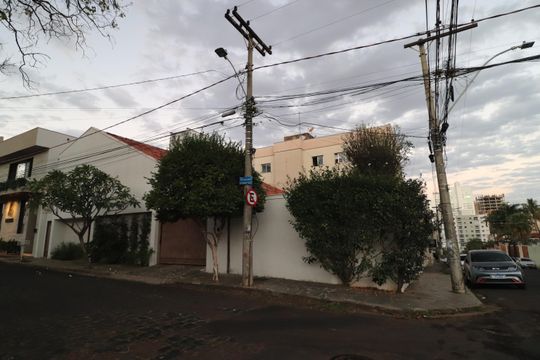 Fachada de casa para alugar com 4 quartos, 250m² em Cazeca, Uberlândia