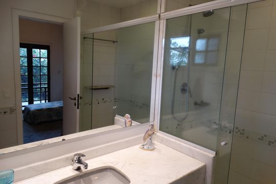 Banheiro de casa à venda com 4 quartos, 310m² em Itanhangá, Rio de Janeiro