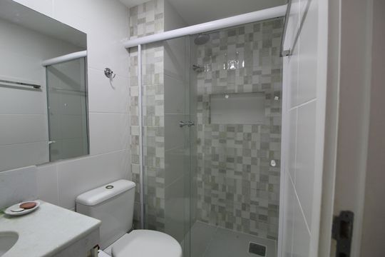 Banheiro Social de apartamento para alugar com 2 quartos, 63m² em Barra Olímpica, Rio de Janeiro