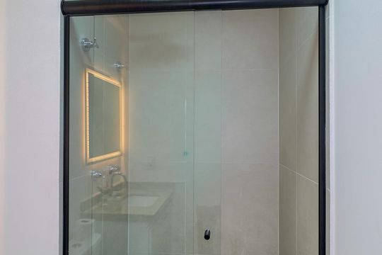 Banheiro de kitnet/studio para alugar com 1 quarto, 30m² em Santo Amaro, São Paulo