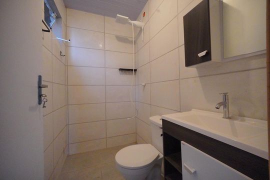 Banheiro de kitnet/studio para alugar com 1 quarto, 30m² em Serraria, São José