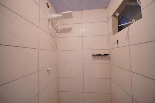 Banheiro de kitnet/studio para alugar com 1 quarto, 30m² em Serraria, São José