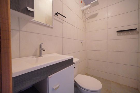 Banheiro de kitnet/studio para alugar com 1 quarto, 30m² em Serraria, São José