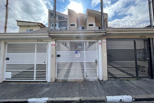 Fachada + Placa de casa para alugar com 3 quartos, 118m² em Vila Nhocuné, São Paulo