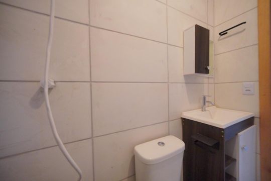 Banheiro de kitnet/studio para alugar com 1 quarto, 30m² em Serraria, São José