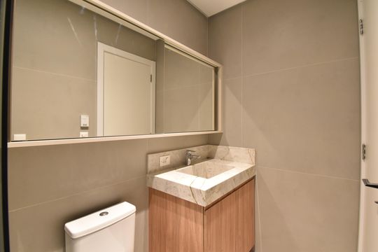 Banheiro da Suíte de kitnet/studio para alugar com 1 quarto, 53m² em Centro, Curitiba