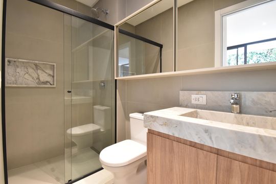 Banheiro da Suíte de kitnet/studio para alugar com 1 quarto, 53m² em Centro, Curitiba