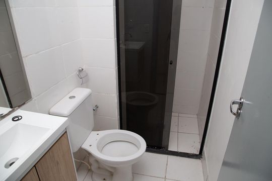 Banheiro social de apartamento para alugar com 2 quartos, 65m² em Jardim Monte Serrat, Aparecida de Goiânia
