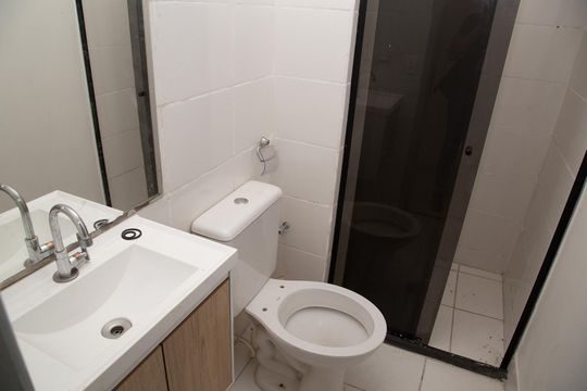Banheiro social de apartamento para alugar com 2 quartos, 65m² em Jardim Monte Serrat, Aparecida de Goiânia