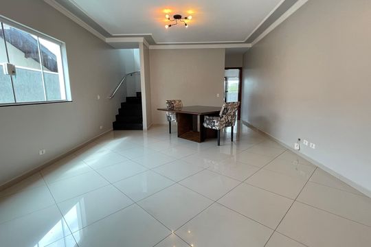 Sala de casa à venda com 3 quartos, 240m² em Jardim das Vertentes, São Paulo