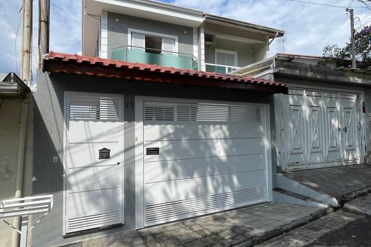 Fachada de casa à venda com 3 quartos, 240m² em Jardim das Vertentes, São Paulo