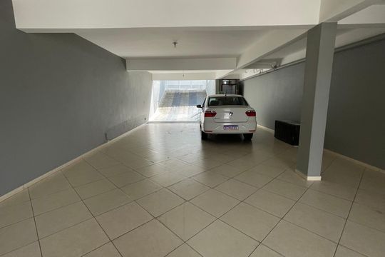 Garagem de casa à venda com 3 quartos, 240m² em Jardim das Vertentes, São Paulo