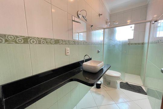 Banheiro 3 de casa à venda com 3 quartos, 240m² em Jardim das Vertentes, São Paulo