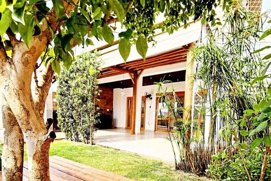 Fachada de casa de condomínio à venda com 4 quartos, 375m² em Suru, Barueri