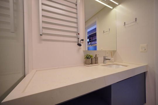 Banheiro de apartamento para alugar com 1 quarto, 45m² em Centro, Florianópolis