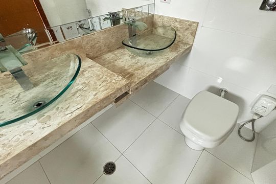 Banheiro da Suíte 1 de casa para alugar com 3 quartos, 316m² em Parque Novo Oratório, Santo André
