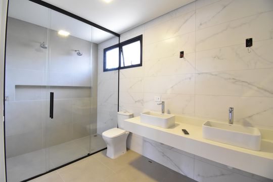 Banheiro da Suíte 1 de casa de condomínio à venda com 3 quartos, 268m² em Mercês, Curitiba