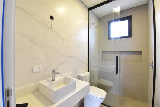 Banheiro da Suíte 3 de casa de condomínio à venda com 3 quartos, 268m² em Mercês, Curitiba