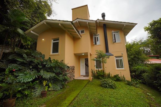 Área externa de casa para alugar com 3 quartos, 950m² em Canto da Lagoa, Florianópolis