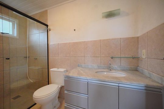 Banheiro da Suíte de casa para alugar com 3 quartos, 950m² em Canto da Lagoa, Florianópolis