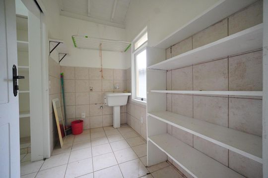 Área de Serviço de casa para alugar com 3 quartos, 950m² em Canto da Lagoa, Florianópolis