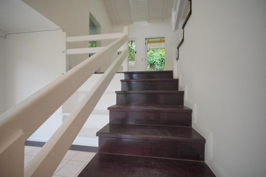 Escada de Acesso ao 2°Piso de casa para alugar com 3 quartos, 950m² em Canto da Lagoa, Florianópolis