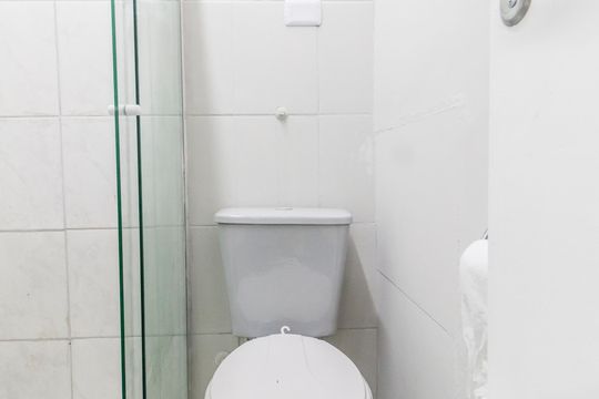 Banheiro de apartamento para alugar com 1 quarto, 50m² em Jardim Tupa, Barueri