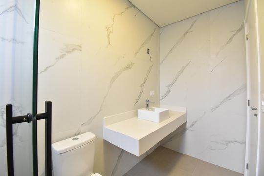 Banheiro da Suíte 2 de casa de condomínio à venda com 3 quartos, 234m² em Mercês, Curitiba