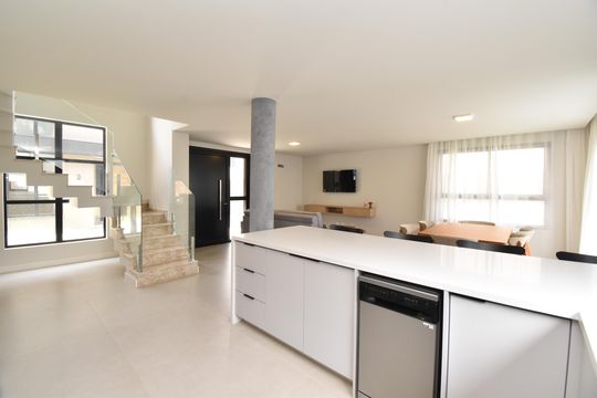 Casa de Condomínio à venda com 3 quartos, 234m² em Mercês, Curitiba