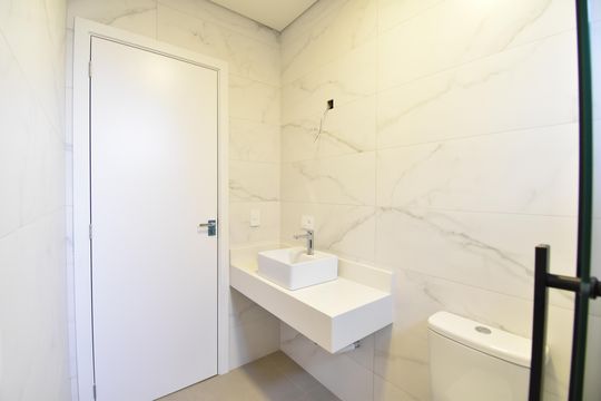 Banheiro da Suíte 3 de casa de condomínio à venda com 3 quartos, 234m² em Mercês, Curitiba