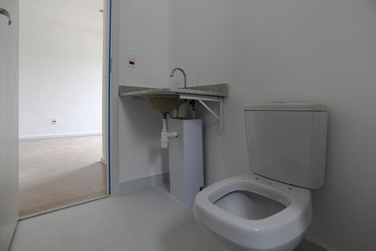 Banheiro social de apartamento para alugar com 2 quartos, 50m² em Vila Mogilar, Mogi das Cruzes