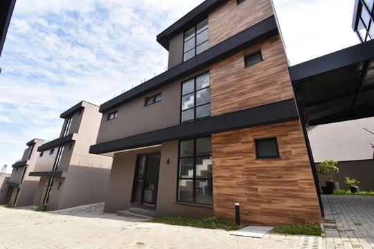 Área externa de casa de condomínio à venda com 3 quartos, 268m² em Mercês, Curitiba