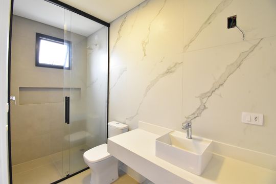 Banheiro da Suíte 2 de casa de condomínio à venda com 3 quartos, 268m² em Mercês, Curitiba