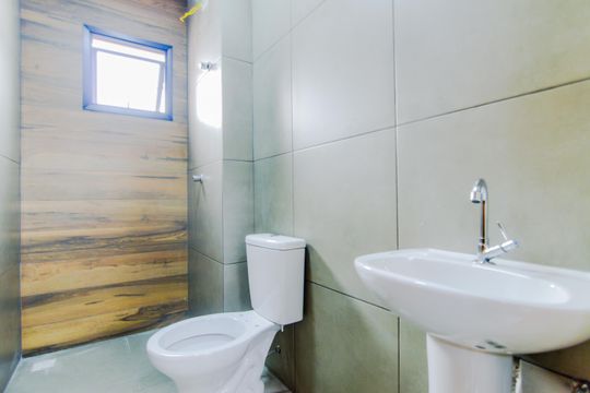 Banheiro de kitnet/studio para alugar com 1 quarto, 29m² em Jardim Ottawa, Guarulhos