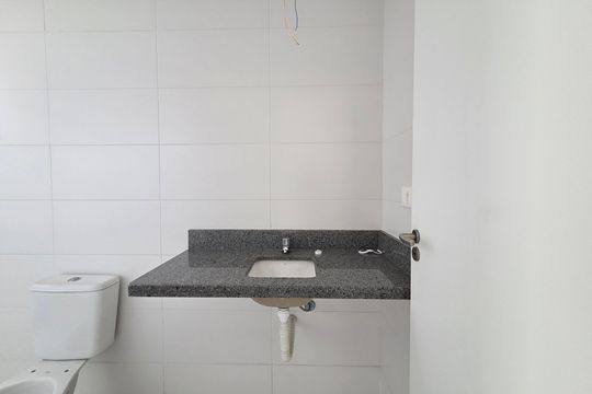 Banheiro da Suíte 1 de apartamento para alugar com 2 quartos, 73m² em Guilhermina, Praia Grande