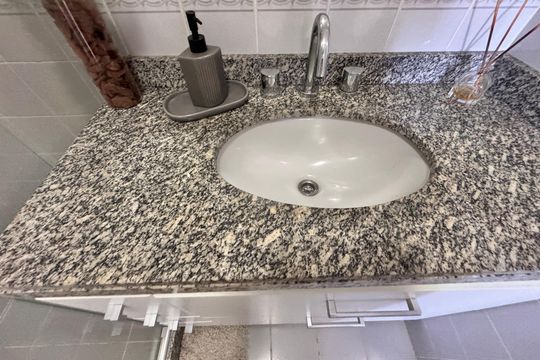 Banheiro Social de apartamento à venda com 2 quartos, 70m² em Barra da Tijuca, Rio de Janeiro