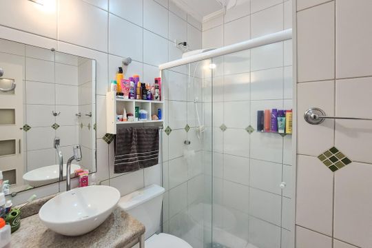 Banheiro Social de casa de condomínio à venda com 2 quartos, 94m² em Nova Petrópolis, São Bernardo do Campo
