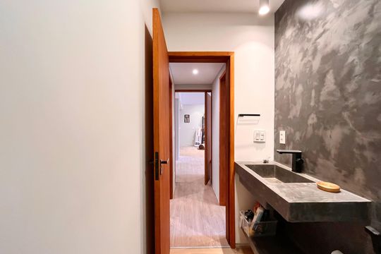 Banheiro social  de apartamento para alugar com 2 quartos, 140m² em Copacabana, Rio de Janeiro