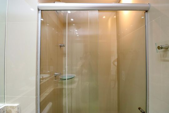 Banheiro de apartamento para alugar com 2 quartos, 52m² em Brotas, Salvador